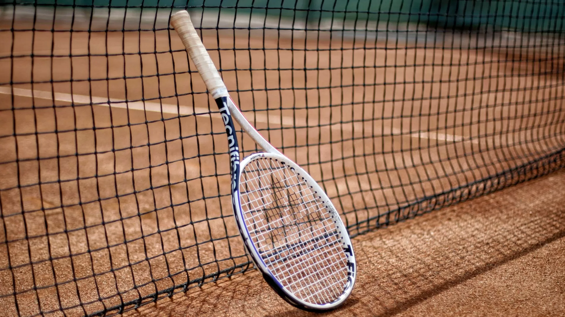 Maintain Peak Performance: Tips to Clean Your Tennis Racket Grip