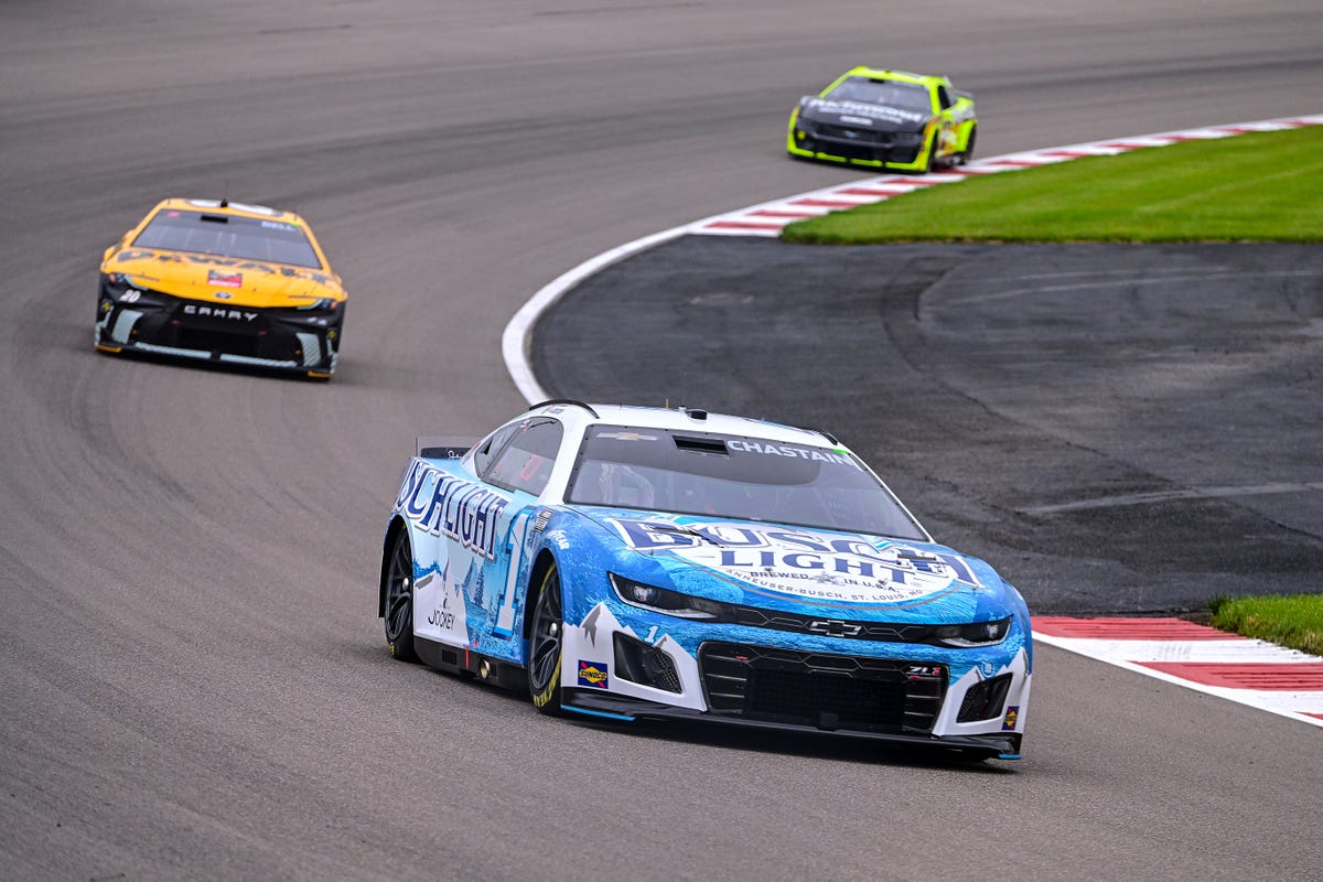 nascar qualifying results starting lineup today
