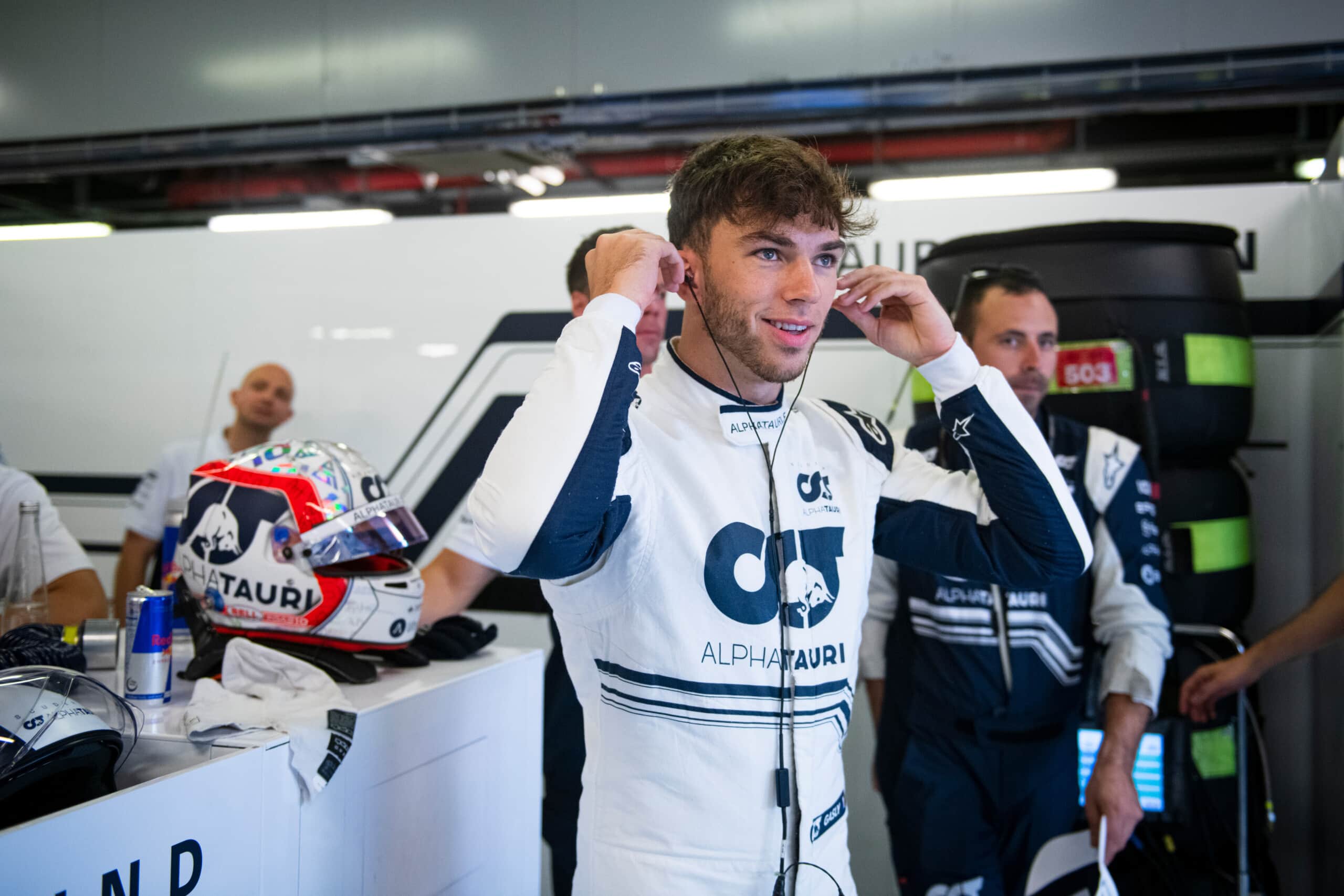 Can F1 drivers listen to music to stay focused? Experts weigh in on this debate.