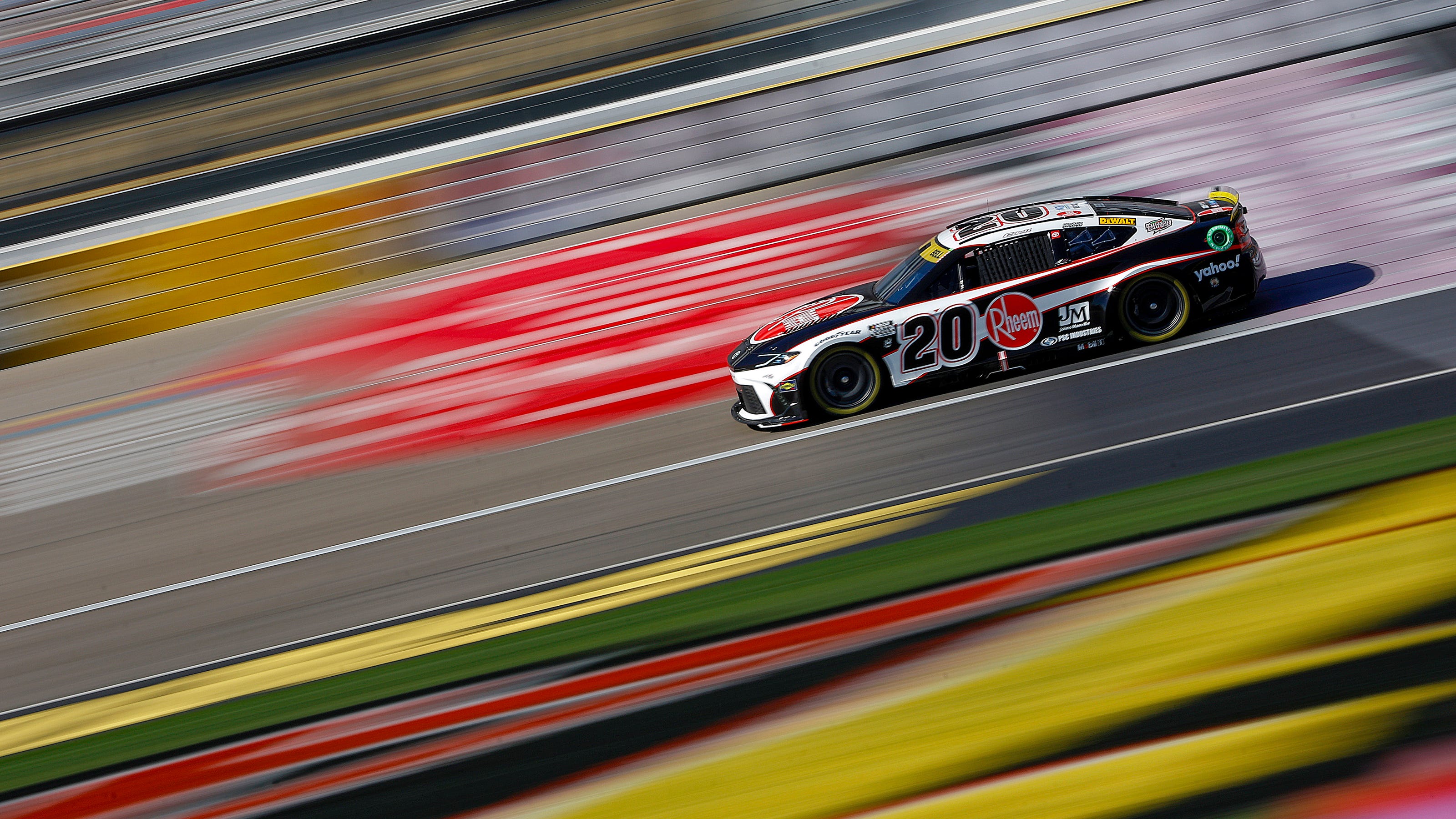 Wondering whats the starting lineup for the NASCAR race today? Heres the complete order!