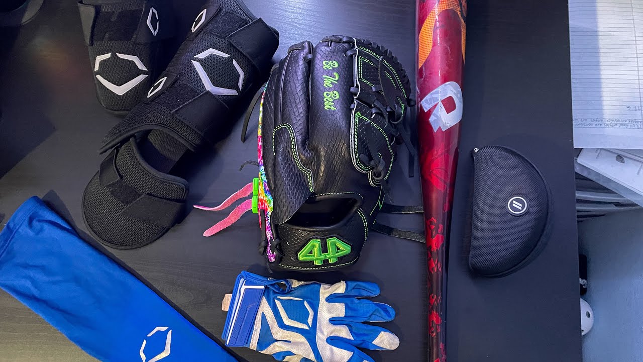 Whats in my baseball bag? See the essential equipment I never leave home without!