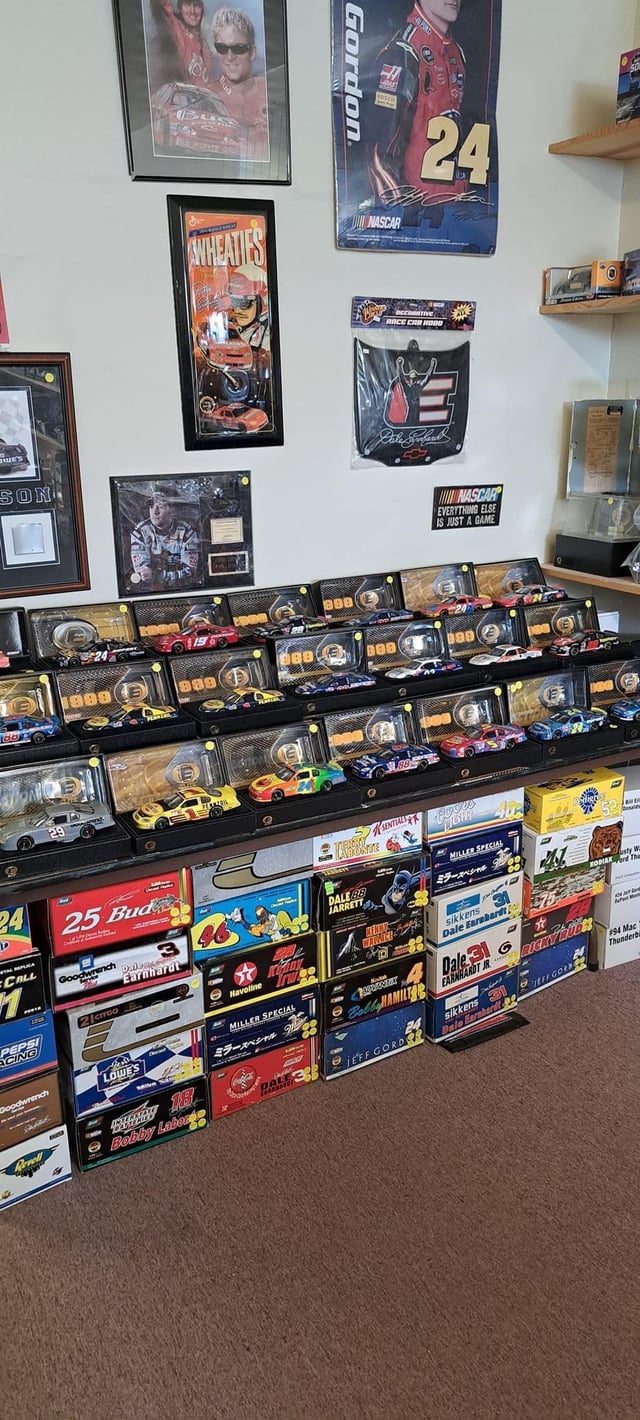 Who Buys NASCAR Memorabilia Near Me? Get Cash Now!