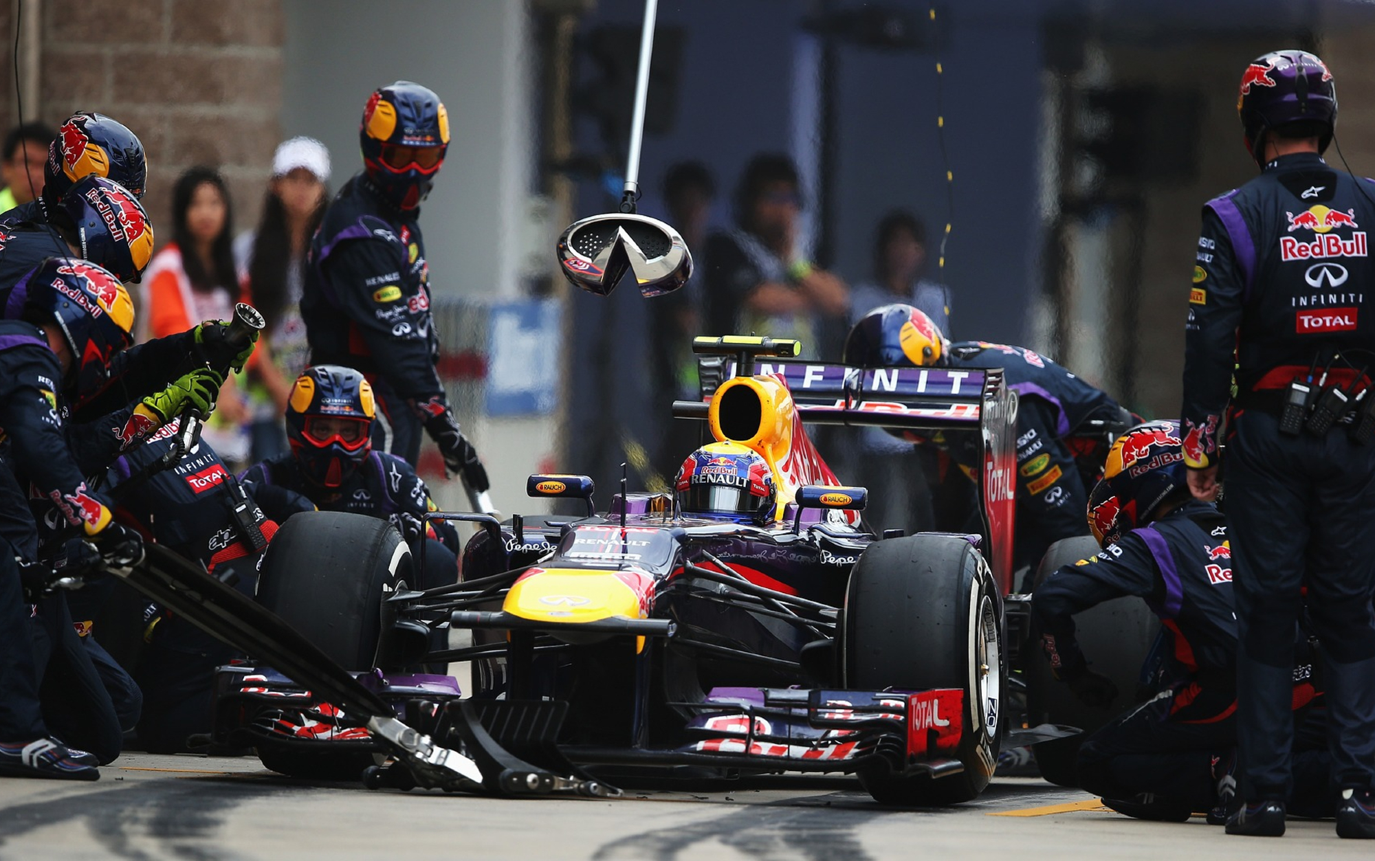 How much does a f1 pit crew make? Find out their amazing earning potential!
