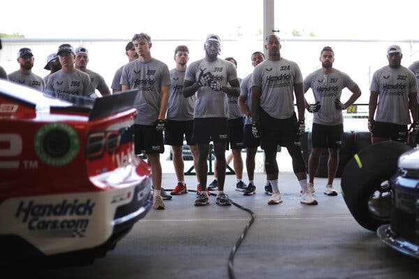 Ask the Experts! How Many Pit Crew Members in NASCAR These Days