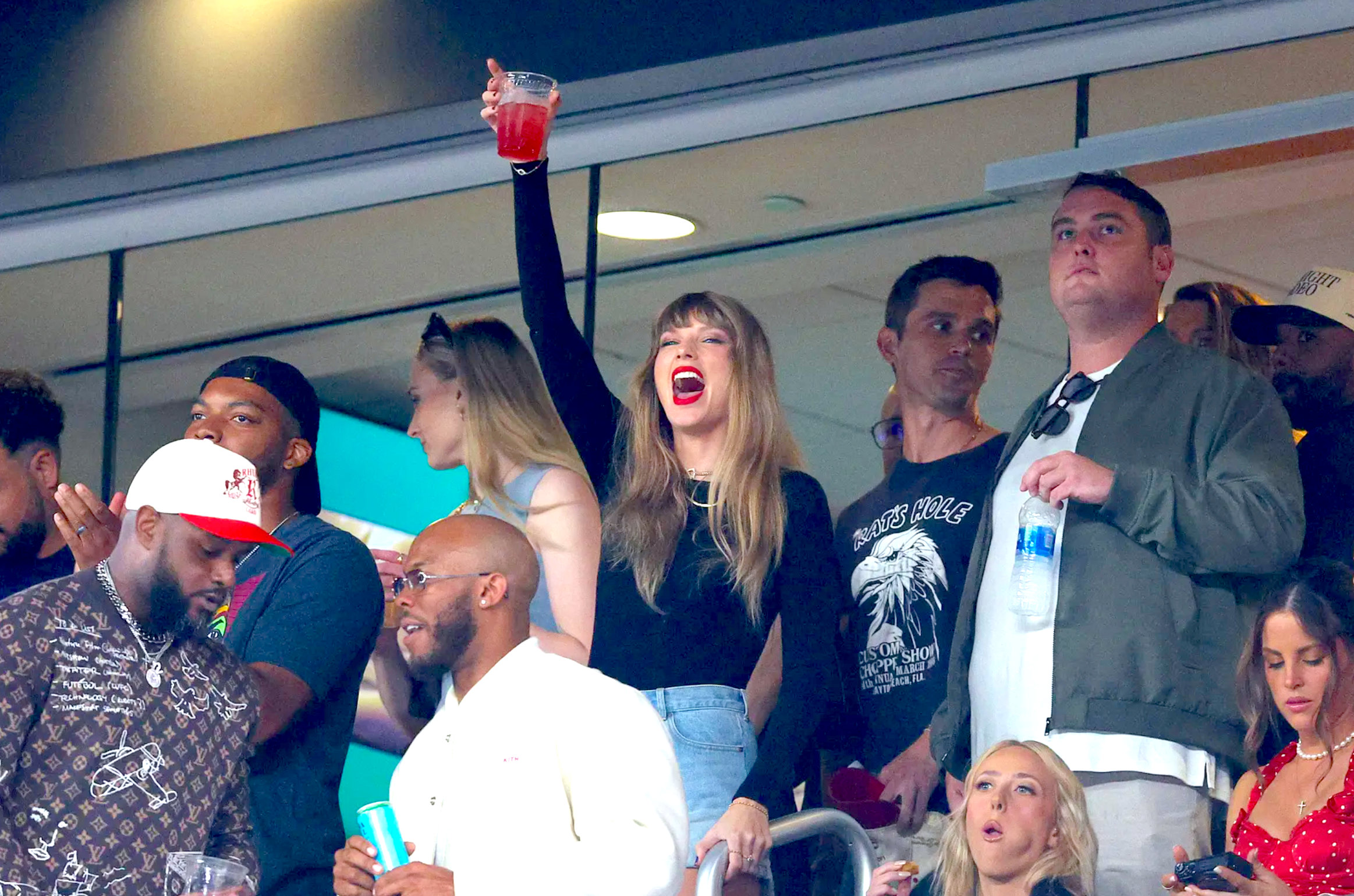 Does Taylor Swift Know Football or Not? lets find out the truth.